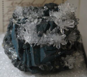 Tetrahedral Quartz on Sphalerite