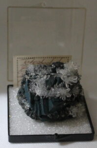 Tetrahedral Quartz on Sphalerite
